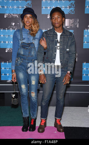 Los Angeles, Californie, USA. Août 30, 2015. Pharrell Williams & Helen Lasichanh arrive pour les MTV Video Music Awards 2015 au théâtre de Microsoft. Credit : Lisa O'Connor/ZUMA/Alamy Fil Live News Banque D'Images