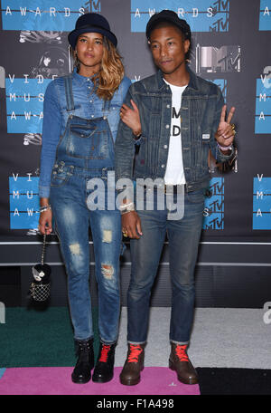 Los Angeles, Californie, USA. Août 30, 2015. Pharrell Williams & Helen Lasichanh arrive pour les MTV Video Music Awards 2015 au théâtre de Microsoft. Credit : Lisa O'Connor/ZUMA/Alamy Fil Live News Banque D'Images