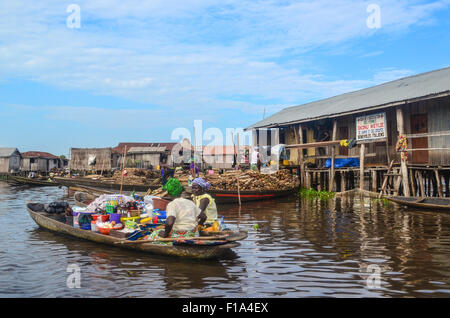 Mesdames vendent des choses sur une pirogue à Ganvié, la "Venise de l'Afrique", village de maisons sur pilotis sur un lac près de Cotonou au Bénin Banque D'Images