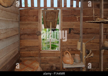 Province de Loei, Thaïlande. 15 Oct, 2014. intérieur maison traditionnelle Tai Dam, province de Loei, Thaïlande © Andrey Nekrasov/ZUMA/ZUMAPRESS.com/Alamy fil Live News Banque D'Images