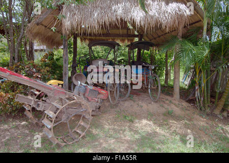 Province de Loei, Thaïlande. 15 Oct, 2014. Tricycle deux permanent, sous l'auvent, province de Loei, Thaïlande © Andrey Nekrasov/ZUMA/ZUMAPRESS.com/Alamy fil Live News Banque D'Images