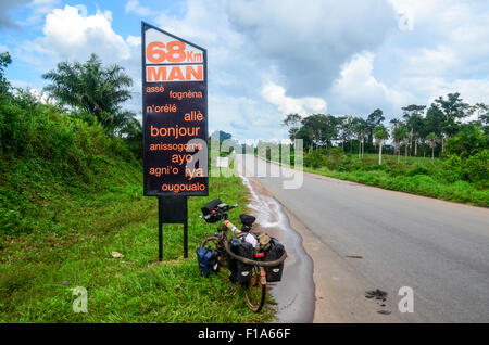 Panneau de bienvenue par Orange (Telecom) en Côte d'Ivoire dans les diverses langues locales Banque D'Images