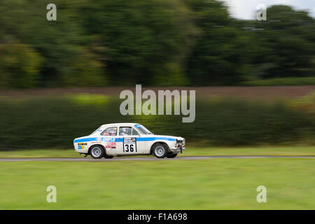 Une Ford Escort MK1 de flou lors de l'utilisation d'huiles synthétiques Redline Curborough Championnat Sprint Lichfield Staffordshire UK Banque D'Images