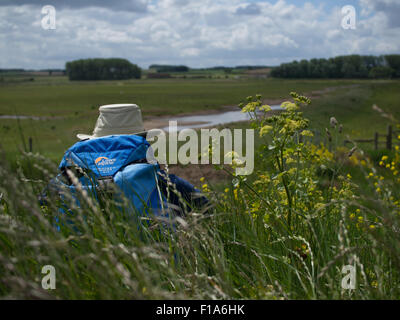 Walker en faisant une pause sur le chemin côtier de Norfolk près de Brancaster Staithe, King's Lynn, Norfolk PE31 Banque D'Images