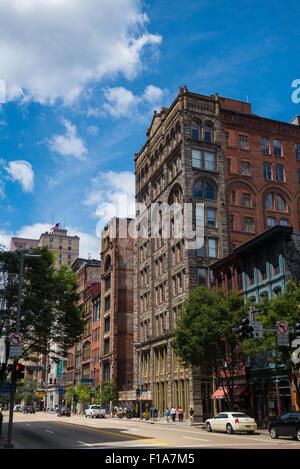 Une vue sur les bâtiments historiques le long de Pittsburgh's Liberty Avenue, montrant le contraste de style architectural dans le centre-ville. Banque D'Images