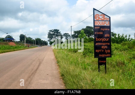 Panneau de bienvenue par Orange (Telecom) en Côte d'Ivoire dans les diverses langues locales Banque D'Images