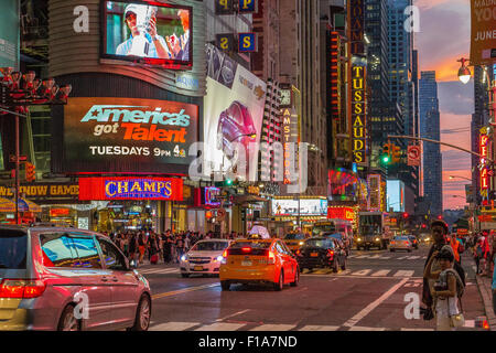 Circulation à travers le Neon lit Times Square à Manhattan, New York City, USA Banque D'Images
