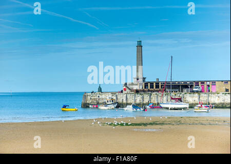 Marée basse au port de Margate, dans le Kent. Banque D'Images