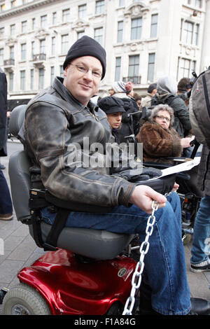 Les membres des personnes handicapées contre les coupures et UK Uncut manifester contre les coupures du gouvernement et de la réforme de l'aide sociale Banque D'Images