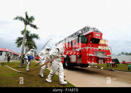 Haikou, province de Hainan en Chine. Août 31, 2015. Les pompiers prennent part à un exercice d'incendie dans une usine de produits chimiques à Haikou, capitale de la province de Hainan en Chine du sud, le 31 août 2015. L'exercice était basé sur le scénario d'un accident sur l'incendie de réservoirs d'aéroport. Credit : Wei Hua/Xinhua/Alamy Live News Banque D'Images