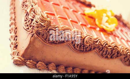 Gâteau au chocolat simple et classique sur fond blanc. Détails de décoration crème et sucre. Banque D'Images