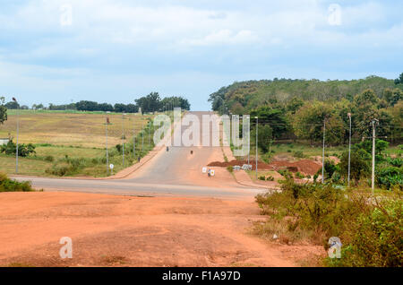 Terre rouge route de terre à Yamoussoukro, l'Afrique Banque D'Images