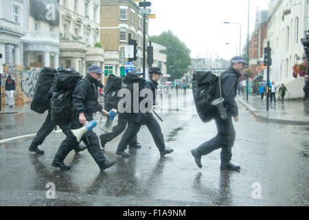 Notting Hill London,UK. 31 août 2015. L'arrivée de la police anti-émeute comme une pluie torrentielle et météo détrempée hits le carnaval de Notting Hill, la plus grande fête de rue sur banque Août : crédit vacances amer ghazzal/Alamy Live News Banque D'Images