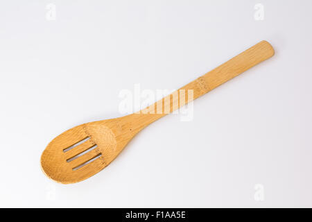 Cuillère en bois sur fond blanc Banque D'Images