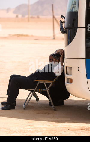 Les conducteurs d'autocars à Wadi Rum, à l'abri du soleil du désert. La Jordanie. Moyen Orient Banque D'Images