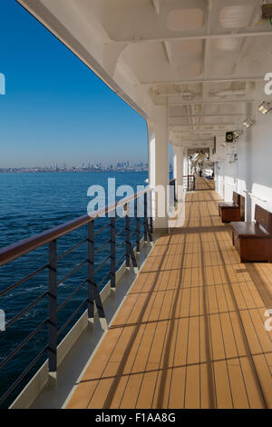 Paquebot Cunard Queen Elizabeth. Pont de la Prom. Approche d'Istanbul Turquie Banque D'Images