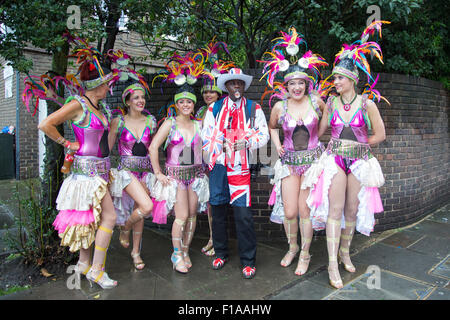 Londres, Angleterre, 31 août 2015. Les artistes interprètes ou exécutants de l'école de samba Paraiso à se préparer pour leur défilé. Jour 2 de la Notting Hill Carnival avec beaucoup de pluie. Photo : Nick Savage/Alamy Live News Banque D'Images