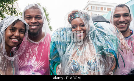 Londres, Royaume-Uni. 31 août 2015. Danseurs portant des ponchos de pluie au début que heavy rain n'a pas refroidi les esprits de ceux qui prennent part à la deuxième journée du carnaval de Notting Hill dans l'ouest de Londres. Crédit : Stephen Chung / Alamy Live News Banque D'Images