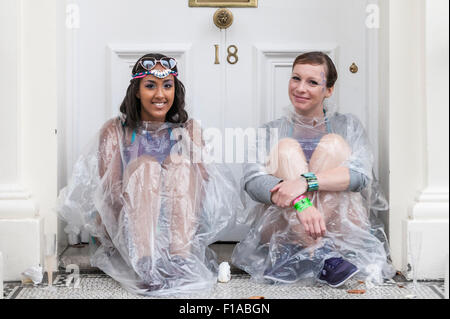 Londres, Royaume-Uni. 31 août 2015. Danseurs dans une porte au début que heavy rain n'a pas refroidi les esprits de ceux qui prennent part à la deuxième journée du carnaval de Notting Hill dans l'ouest de Londres. Crédit : Stephen Chung / Alamy Live News Banque D'Images