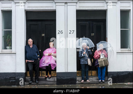 Londres, Royaume-Uni. 31 août 2015. Des couples s'abriter de la pluie comme ils regardent la deuxième journée du carnaval de Notting Hill dans l'ouest de Londres. Crédit : Stephen Chung / Alamy Live News Banque D'Images