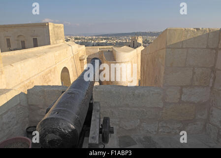 Un vieux canon et vue depuis la citadelle murs sur rabat (ou citta Victoria), Gozo, Malte. Banque D'Images
