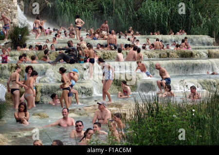 Manciano, Italie, baigneurs à la Cascate del Mulino en spa Saturnia Banque D'Images