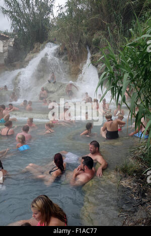 Manciano, Italie, baigneurs à la Cascate del Mulino en spa Saturnia Banque D'Images