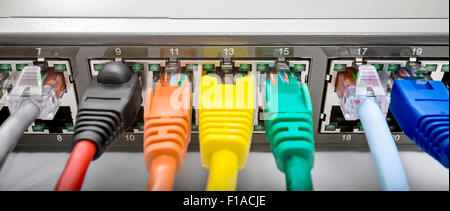 Commutateur Ethernet réseau avec câbles de connexion Banque D'Images