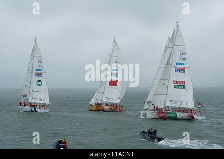 Southend-on-Sea, Royaume-Uni. Août 31, 2015. Yachts de quitter la ligne de départ de la Clipper Round the World race à Southend Pier head pour la première étape de leurs 40 000 km, 11 mois de la race. La course est à l'aide d'organisme de bienfaisance pour enfants de l'UNICEF. Douze bateaux disponibles sont en compétition, chacune avec un équipage de 22 - seul le skipper est professionnel, et le reste des amateurs, qui seront nombreux à être pour la première fois Crédit : Terence Mendoza/Alamy Live News Banque D'Images