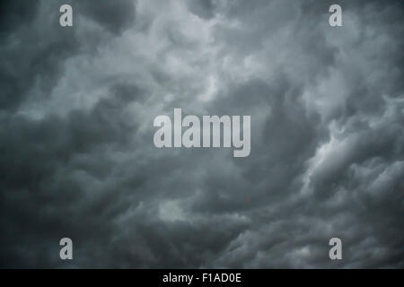 Les nuages de tempête sombre Banque D'Images