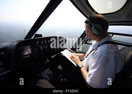Strausberg, en Allemagne, le pilote d'hélicoptère lors d'un vol dans le cockpit Banque D'Images