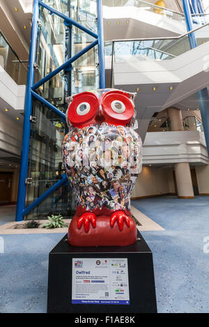 La sculpture de la chouette « Owlfred » à l'intérieur de la CPI à Brindley place, qui fait partie du Big Hoot Birmingham 2015, en Angleterre Banque D'Images