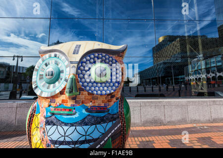 La sculpture « Welcome to Birmingham » Owl devant la salle Symphony Hall de la place du Centenaire, qui fait partie du Big Hoot Birmingham 2015, en Angleterre Banque D'Images