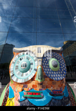 La sculpture « Welcome to Birmingham » Owl devant la salle Symphony Hall de la place du Centenaire, qui fait partie du Big Hoot Birmingham 2015, en Angleterre Banque D'Images