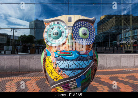 La sculpture « Welcome to Birmingham » Owl devant la salle Symphony Hall de la place du Centenaire, qui fait partie du Big Hoot Birmingham 2015, en Angleterre Banque D'Images