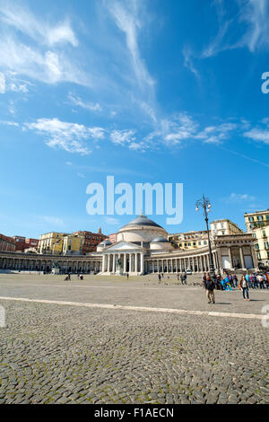 La Piazza del Plebiscito et San Francesco di Paola à Naples, Italie Banque D'Images