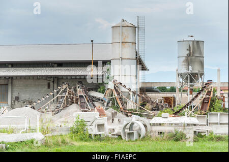 Petite usine pour les produits de béton préfabriqués pour les puits et les rejets Banque D'Images