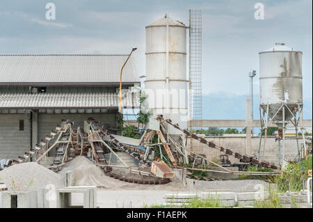 Petite usine de béton préfabriqués pour les puits et des drains. Banque D'Images