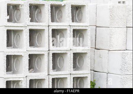 Les drains de béton préfabriqué empilé dans l'entreposage Banque D'Images