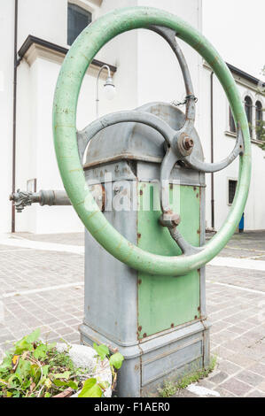 Ancienne pompe à eau, avec l'opération de roue à Banque D'Images