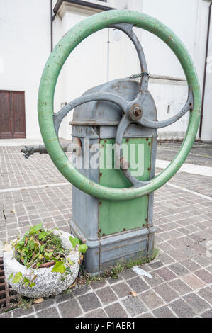 Ancienne pompe à eau, avec l'opération au volant Banque D'Images