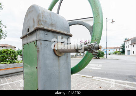 Ancienne pompe à eau, avec l'opération de roue à Banque D'Images