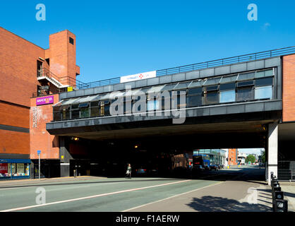 Le secteur de l'Université de Manchester bridge, juste avant qu'il est démoli, sur Oxford Road, Manchester, England, UK. Banque D'Images