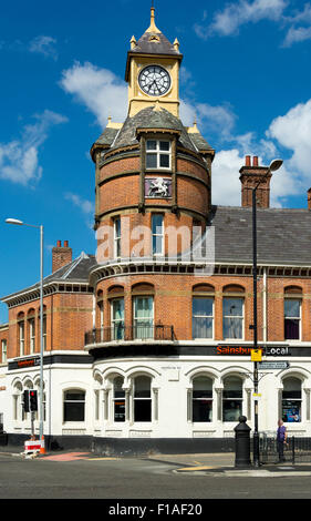 Sainsbury's magasin local, anciennement le White Lion Hotel (construit 1880, grade II), Wilmslow Road, Withington, Manchester, UK Banque D'Images