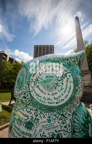 Une sculpture de hibou peint sur la place de la cathédrale, une partie du Big Hoot Birmingham 2015, Angleterre Banque D'Images