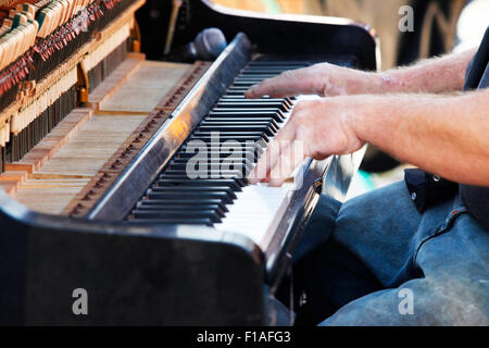 L'image du piano et man's hands Banque D'Images