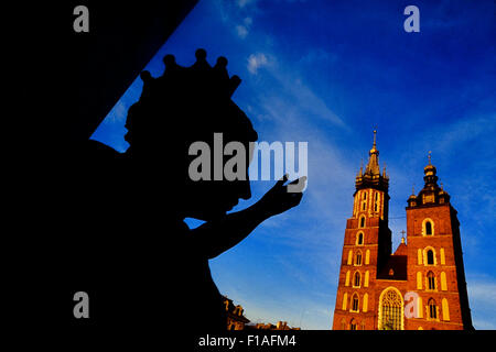Figure allégorique de la mère patrie sur le piédestal de la Statue de Adam Mickiewicz à St Marys church Cracovie. La Pologne. Banque D'Images