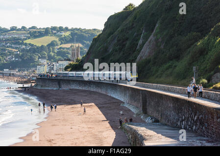 Teignmouth, Devon. 2015. Un train de voyageurs diesel en route le long de la célèbre côte digue Brunel rail. En arrière-plan. Banque D'Images