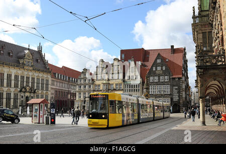 Bremen, Allemagne, tram ligne 2 traverse le marché Banque D'Images