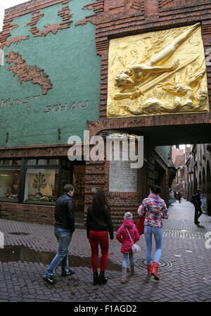 Bremen, Allemagne, les gens à l'entrée de Boettcherstrasse Banque D'Images